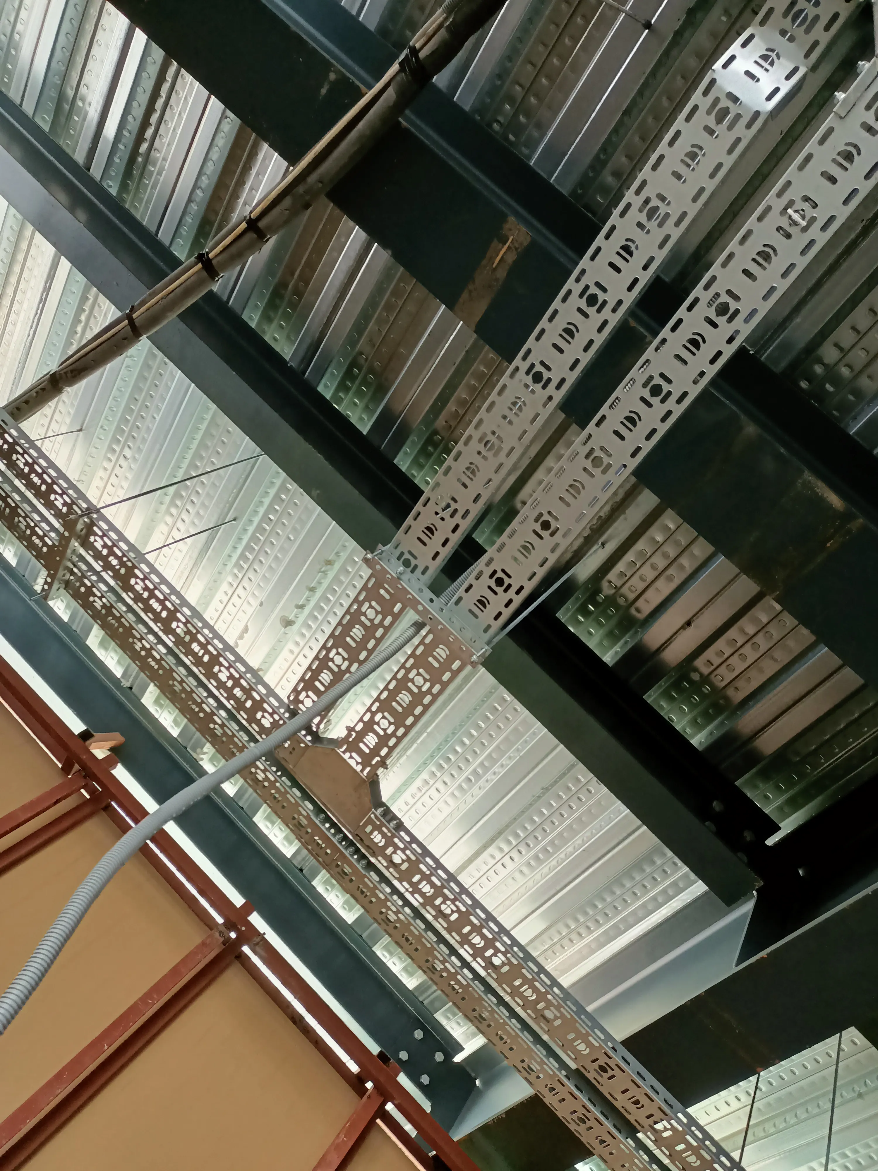 Multi-tier tray runs