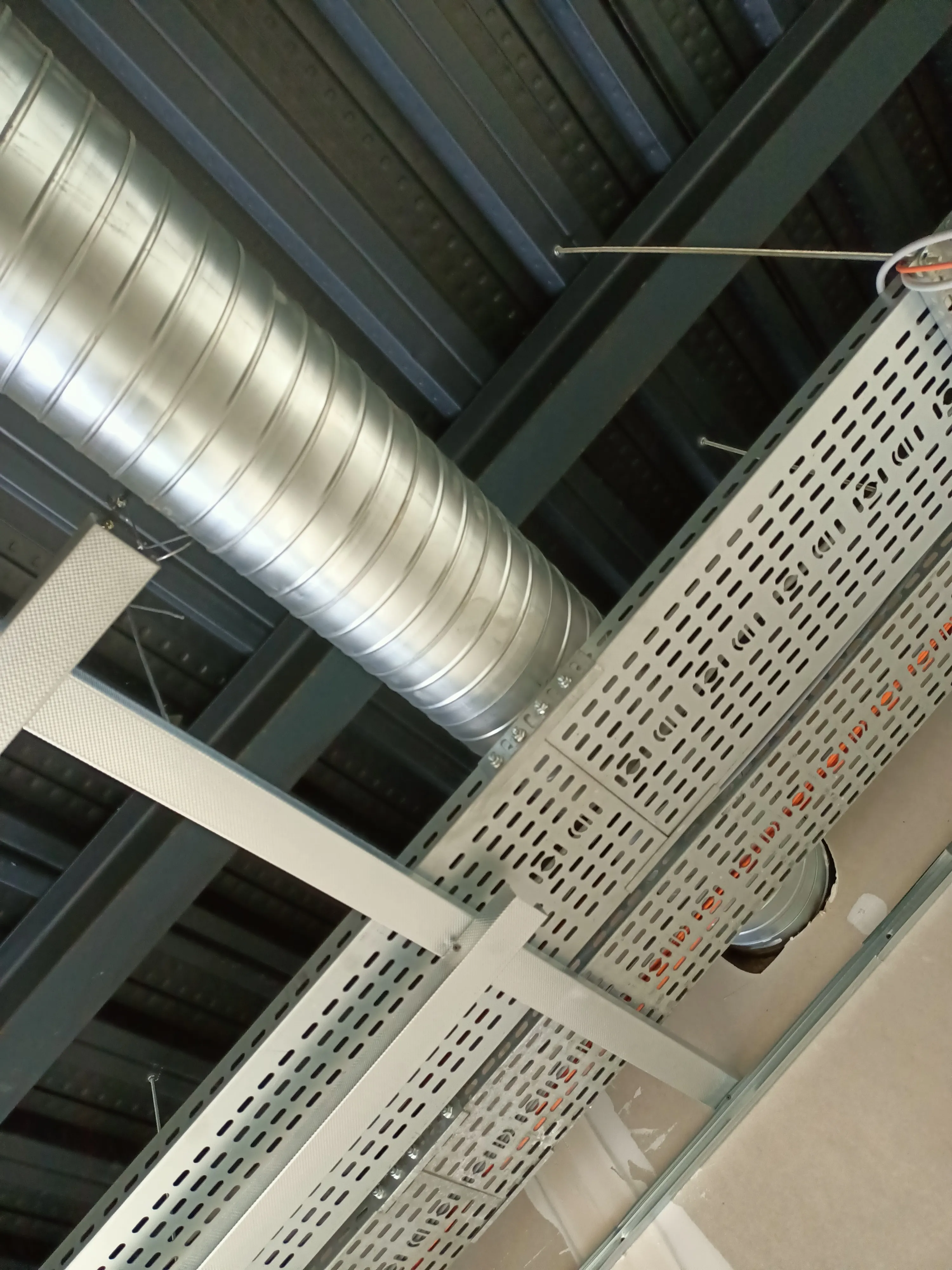 Ventilated tray installation